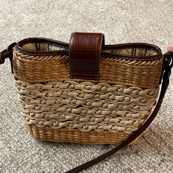 Brighton medium 11x9x4 straw material with leather strap magnetic closure - Picture 2 of 5